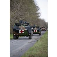 Des véhicules de l'avant blindé sanitaires (VAB SAN) du régiment médical (RMED) circulent sur le camp de Vouziers.