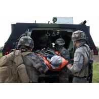 Une équipe du régiment médical (RMED) évacue un soldat jouant un blessé depuis un véhicule de l'avant blindé sanitaire (VABSAN) à Vouziers.