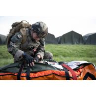 Un infirmier du régiment médical (RMED) encadre l'évacuation d'un soldat jouant un blessé pour un exercice sanitaire à Vouziers.