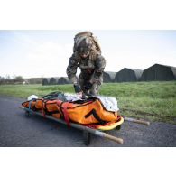 Un infirmier du régiment médical (RMED) encadre l'évacuation d'un soldat jouant un blessé pour un exercice sanitaire à Vouziers.