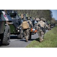 Une équipe du régiment médical (RMED) évacue un soldat jouant un blessé pour un exercice sanitaire à Vouiers.