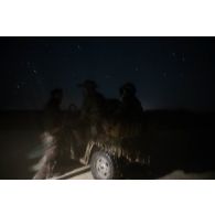 Des soldats du 2e régiment de hussards (RH) s'infiltrent à bord d'un quad en forêt de Ville-sous-la-Ferté.