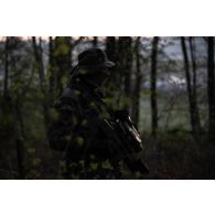 Un soldat du 2e régiment de hussards (RH) observe le terrain au moyen de jumelles infrarouges multifonctions (JIM LR2) en forêt de Ville-sous-la-Ferté.