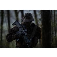 Un soldat du 2e régiment de hussards (RH) s'infiltre en forêt de Ville-sous-la-Ferté.