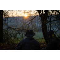 Des soldats du 2e régiment de hussards (RH) tiennent une cache d'observation en forêt de Ville-sous-la-Ferté.