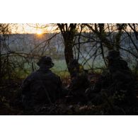 Des soldats du 2e régiment de hussards (RH) tiennent une cache d'observation en forêt de Ville-sous-la-Ferté.