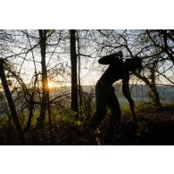 Un soldat du 2e régiment de hussards (RH) creuse une cache d'observation en forêt de Ville-sous-la-Ferté.