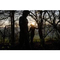 Des soldats du 2e régiment de hussards (RH) creusent une cache d'observation en forêt de Ville-sous-la-Ferté.