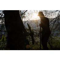 Des soldats du 2e régiment de hussards (RH) creusent une cache d'observation en forêt de Ville-sous-la-Ferté.