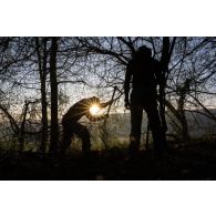 Des soldats du 2e régiment de hussards (RH) creusent une cache d'observation en forêt de Ville-sous-la-Ferté.