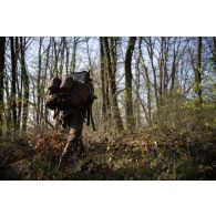 Un soldat du 2e régiment de hussards (RH) s'infiltre en forêt de Ville-sous-la-Ferté.