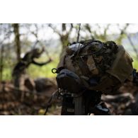 Des soldats du 2e régiment de hussards (RH) creusent une cache d'observation en forêt de Ville-sous-la-Ferté.