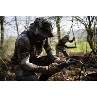 Un chef de peloton du 2e régiment de hussards (RH) met en oeuvre les moyens de transmissions d'une cache d'observation en forêt de Ville-sous-la-Ferté.