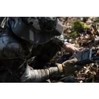 Un chef de peloton du 2e régiment de hussards (RH) met en oeuvre les moyens de transmissions d'une cache d'observation en forêt de Ville-sous-la-Ferté.