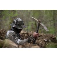 Un soldat du 2e régiment de hussards (RH) creuse une cache d'observation en forêt de Ville-sous-la-Ferté.