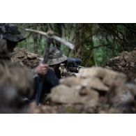 Un soldat du 2e régiment de hussards (RH) observe le périmètre au moyen de jumelles Vector 21 en forêt de Ville-sous-la-Ferté.