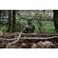 Un soldat du 2e régiment de hussards (RH) construit une cache d'observation en forêt de Ville-sous-la-Ferté.