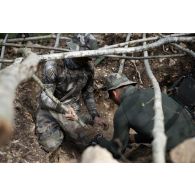 Des soldats du 2e régiment de hussards (RH) construisent une cache d'observation en forêt de Ville-sous-la-Ferté.