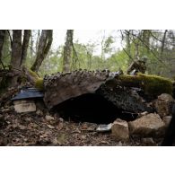Construction d'une cache d'observation du 2e régiment de hussards (RH) en forêt de Ville-sous-la-Ferté.