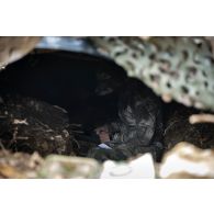 Un chef de peloton du 2e régiment de hussard (RH) met en oeuvre les transmissions d'une cache d'observation en forêt de Ville-sous-la-Ferté.