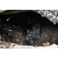Un chef de peloton du 2e régiment de hussard (RH) met en oeuvre les transmissions d'une cache d'observation en forêt de Ville-sous-la-Ferté.