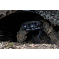 Un soldat du 2e régiment de hussards (RH) observe la zone au moyen de jumelles infrarouges multifonction (JIM LR 2) depuis une cache d'observation en forêt de Ville-sous-la-Ferté.