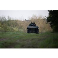 Un véhicule blindé de combat d'infanterie (VBCI) du 16e bataillon de chasseurs (BCh) progresse à Mourmelon.