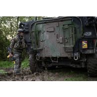 Le sergent Yohan du 16e bataillon de chasseurs (BCh) encadre le débarquement de son unité depuis un véhicule blindé de combat d'infanterie (VBCI) à Mourmelon.