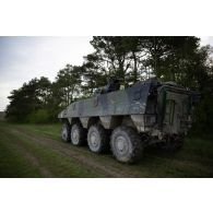 Un véhicule blindé de combat d'infanterie (VBCI) du 16e bataillon de chasseurs (BCh) progresse à Mourmelon.