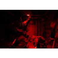 Des soldats du 16e bataillon de chasseurs (BCh) sont transportés à bord d'un véhicule blindé de combat d'infanterie (VBCI) à Mourmelon.