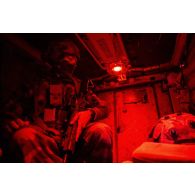 Des soldats du 16e bataillon de chasseurs (BCh) sont transportés à bord d'un véhicule blindé de combat d'infanterie (VBCI) à Mourmelon.