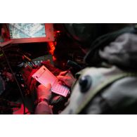 Le lieutenant Laurent du 16e bataillon de chasseurs (BCh) prépare son briefing à bord d'un véhicule blindé de combat d'infanterie (VBCI) à Mourmelon.