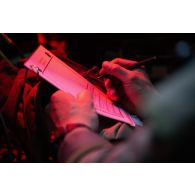 Le lieutenant Laurent du 16e bataillon de chasseurs (BCh) prépare son briefing à bord d'un véhicule blindé de combat d'infanterie (VBCI) à Mourmelon.