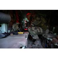 Le lieutenant Laurent du 16e bataillon de chasseurs (BCh) communique par radio à bord d'un véhicule blindé de combat d'infanterie (VBCI) à Mourmelon.