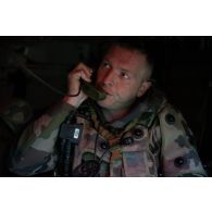 Le lieutenant Laurent du 16e bataillon de chasseurs (BCh) communique par radio à bord d'un véhicule blindé de combat d'infanterie (VBCI) à Mourmelon.