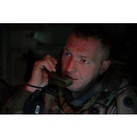 Le lieutenant Laurent du 16e bataillon de chasseurs (BCh) communique par radio à bord d'un véhicule blindé de combat d'infanterie (VBCI) à Mourmelon.