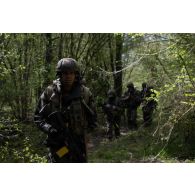 Des soldats du 16e bataillon de chasseurs (BCh) progessent en forêt de Mourmelon.
