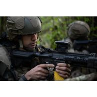 Des soldats du 16e bataillon de chasseurs (BCh) prennent position en forêt de Mourmelon.