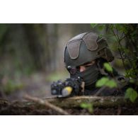 Un soldat du 16e bataillon de chasseurs (BCh) se poste en forêt de Mourmelon.