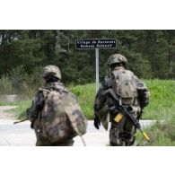 Des soldats du 16e bataillon de chasseurs (BCh) pénètrent dans le village de Baconnes, près de Mourmelon.