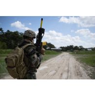 Un soldat du 16e bataillon de chasseurs (BCh) progresse dans le village de Baconnes, près de Mourmelon.