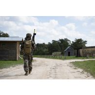 Un soldat du 16e bataillon de chasseurs (BCh) progresse dans le village de Baconnes, près de Mourmelon.