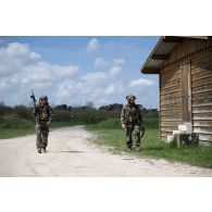 Des soldats du 16e bataillon de chasseurs (BCh) progressent dans le village de Baconnes, près de Mourmelon.
