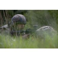 Un soldat du 16e bataillon de chasseurs (BCh) se poste en forêt de Mourmelon.