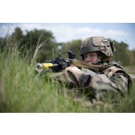 Un soldat du 16e bataillon de chasseurs (BCh) tient sa position en forêt de Mourmelon.