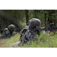 Des soldats du 16e bataillon de chasseurs (BCh) tiennent une position en forêt de Mourmelon.