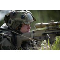 Un tireur de précision du 16e bataillon de chasseurs (BCh) vise au moyen de son fusil FN SCAR-H PR en forêt de Mourmelon.
