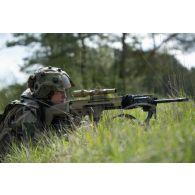 Un tireur de précision du 16e bataillon de chasseurs (BCh) vise au moyen de son fusil FN SCAR-H PR en forêt de Mourmelon.