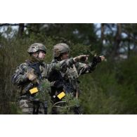 Des soldats du 16e bataillon de chasseurs (BCh) se coordonnent pour une progression en forêt de Mourmelon.
