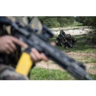Des soldats du 16e bataillon de chasseurs (BCh) sécurisent l'accès au village de Baconnes, près de Mourmelon.